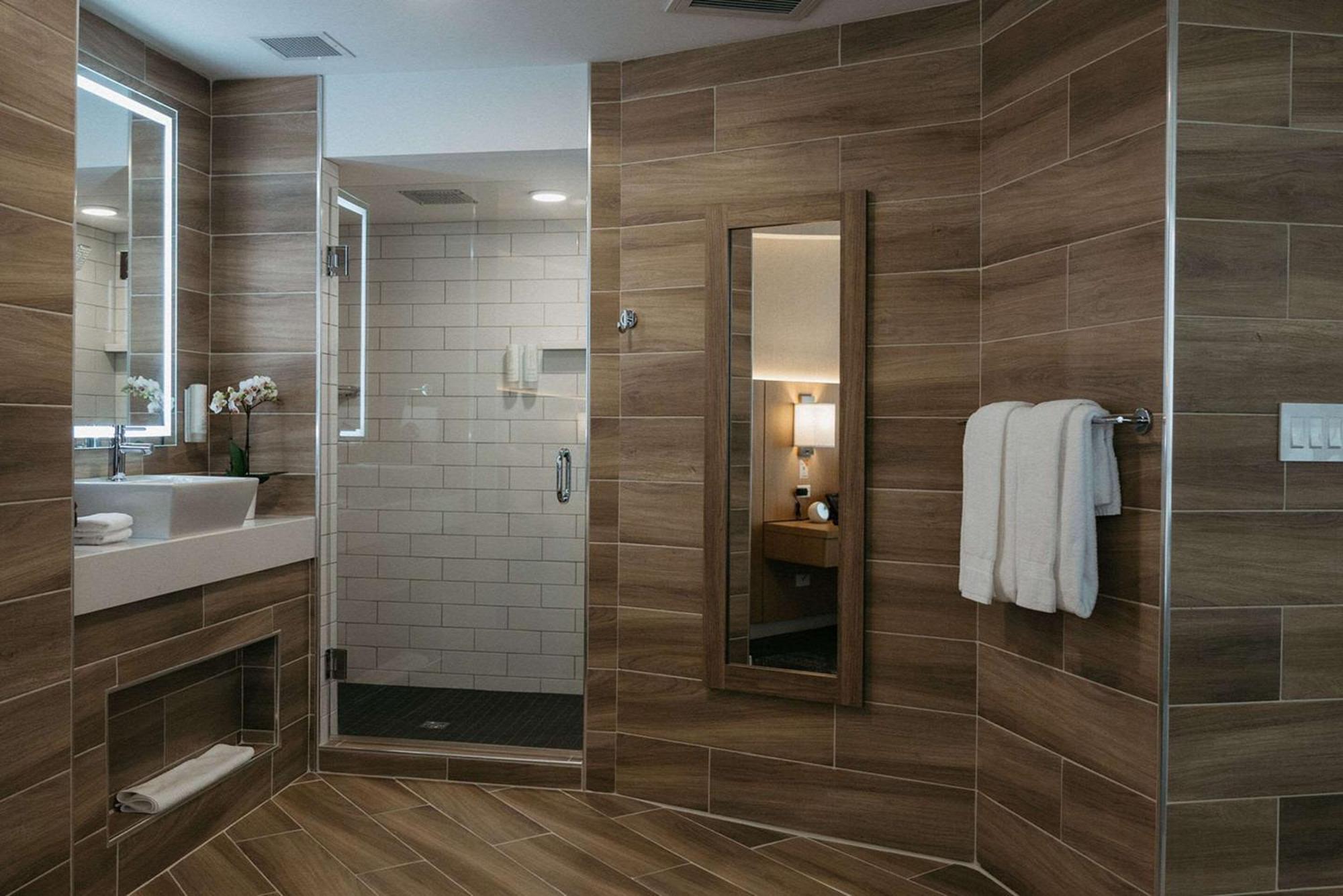 Inn Clarion Lakeside & Conference Centre 3*