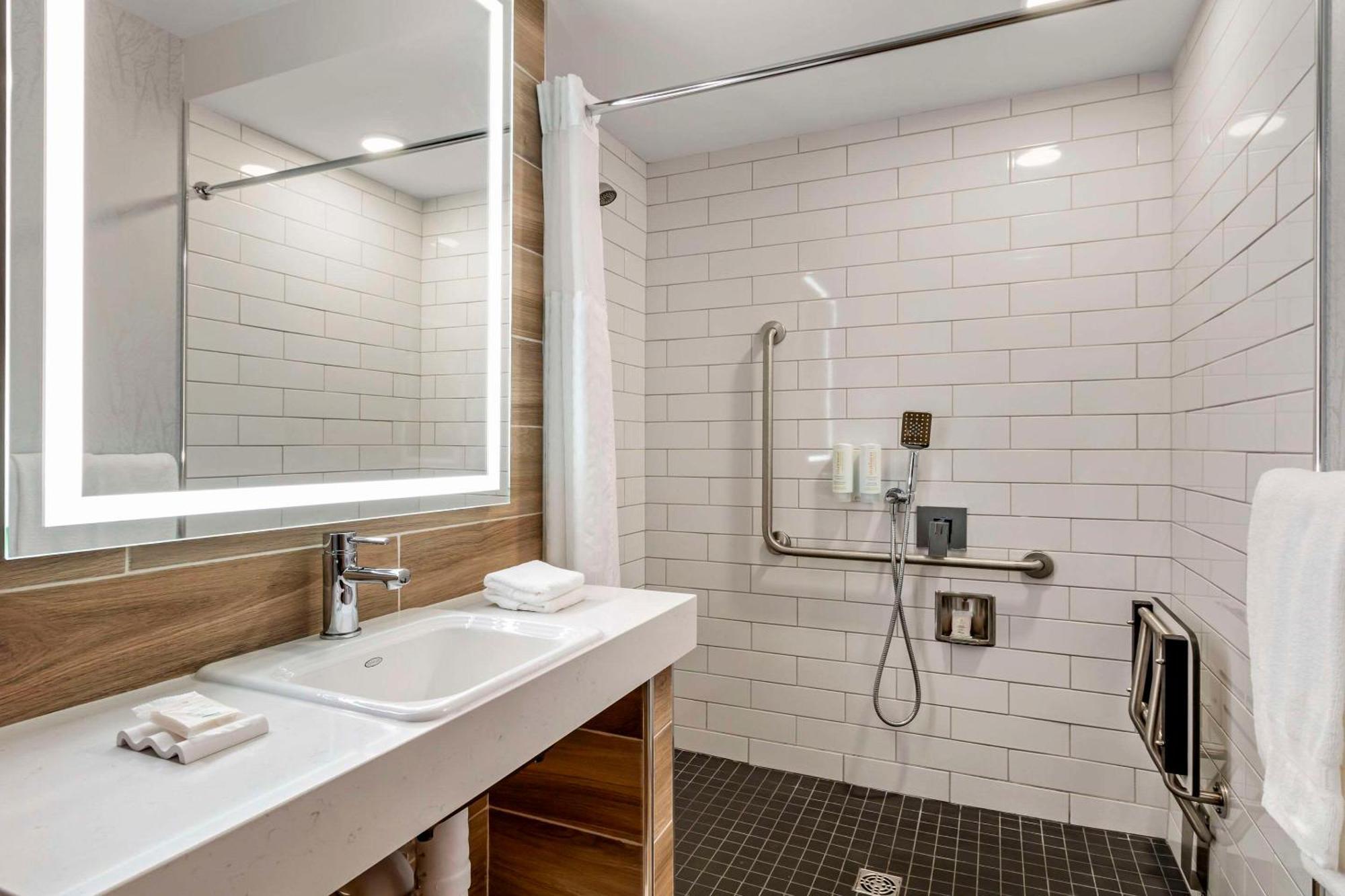 Clarion Lakeside & Conference Centre Inn Kenora