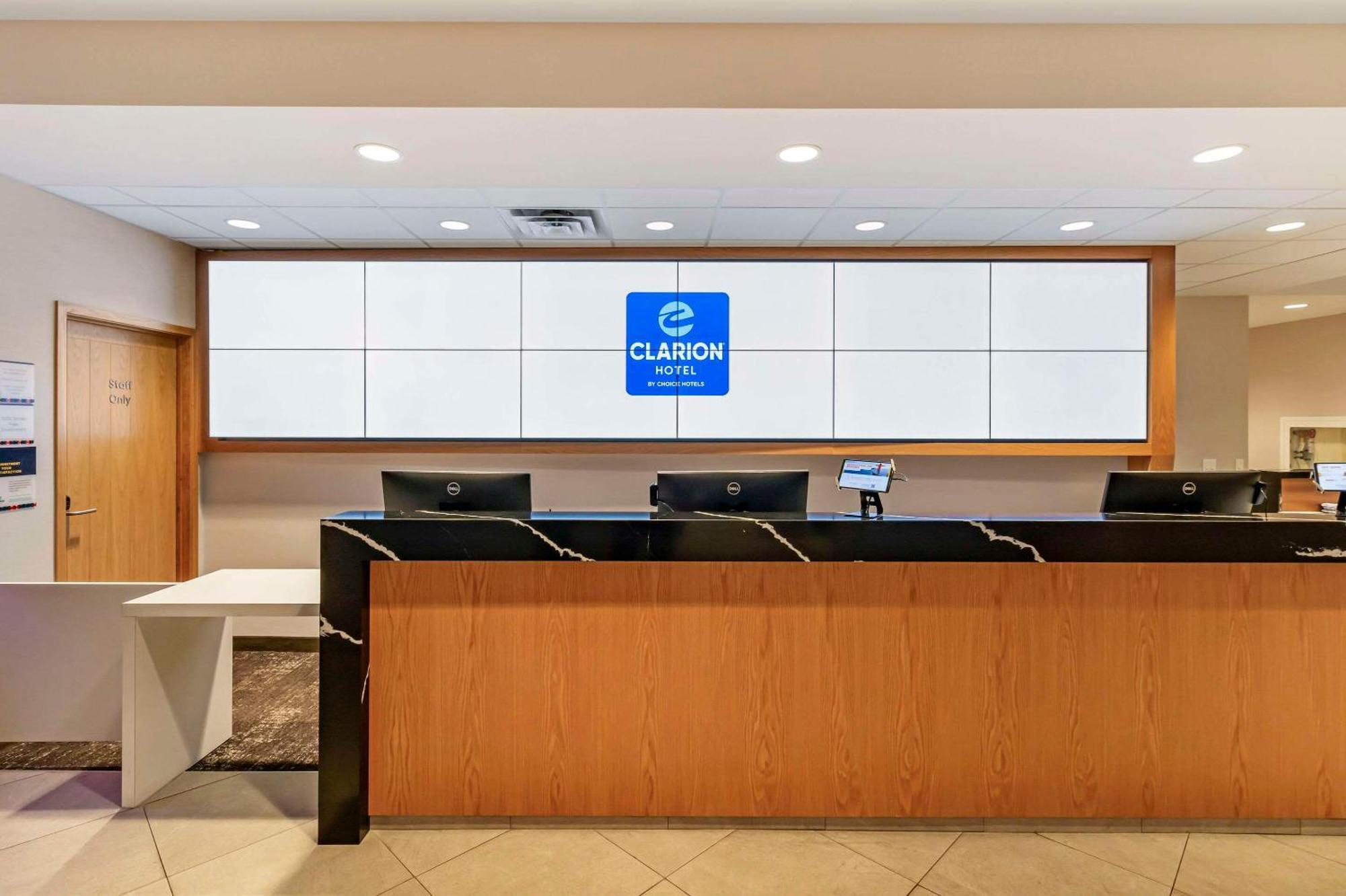 Inn Clarion Lakeside & Conference Centre 3*
