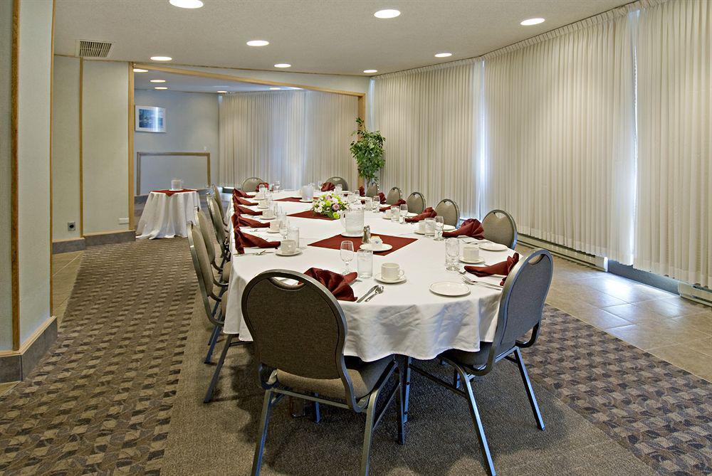 Inn Clarion Lakeside & Conference Centre 3*